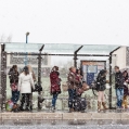 Wachten bij de bushalte in de sneeuw