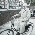 Snapshot van heer op omafiets