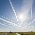 Vliegtuigstrepen in de lucht