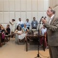Spreker in universiteitsgebouw Groningen